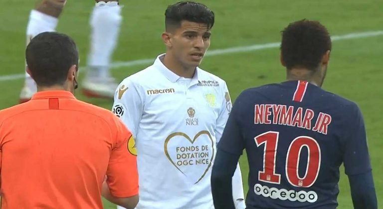 Youcef Atal formé à l'Académie JMG du Paradou lors du matc OGC vs PSG en discussion avec Naymar