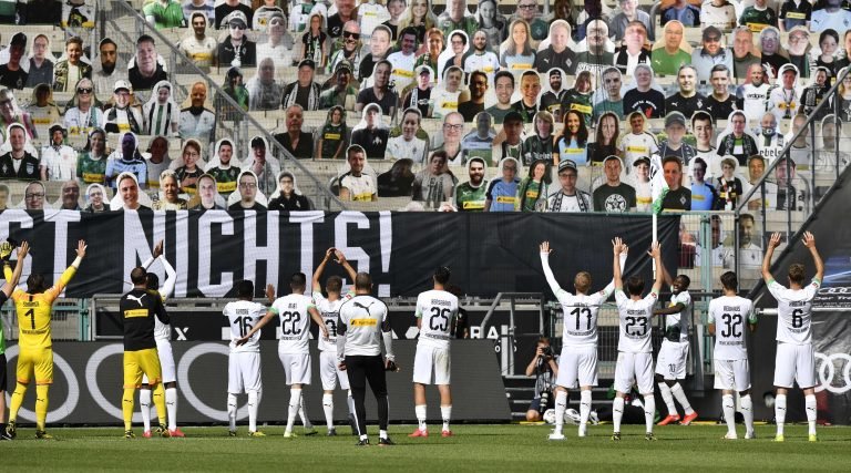 Photo-victoire-du-Borussia-avec-ramy-Bensebaini-de-jmg-football